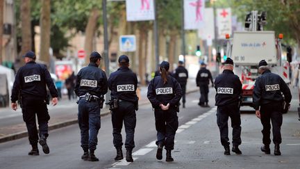 Des policiers patrouillent dans les rues de Lille (Nord), le 1er septembre 2012. (PHILIPPE HUGUEN / AFP)