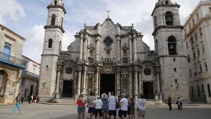 Un groupe de touristes am&eacute;ricains devant la cath&eacute;drale de La Havane, &agrave; Cuba, le 24 mai 2015.&nbsp; (DESMOND BOYLAN / AP / SIPA / AP)