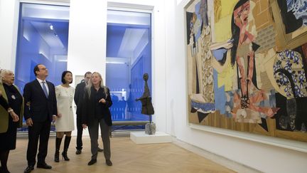 Maya Picasso, la fille de Pablo Picasso, le chef de l'Etat Fran&ccedil;ois Hollande et la ministre de la Culture Fleur Pellerin, &agrave; l'inauguration du mus&eacute;e Picasso &agrave; Paris, le 25 octobre 2014. (JACQUES BRINON / AFP)