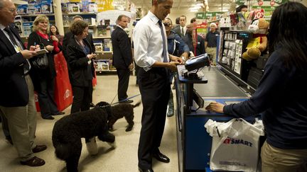 Le pr&eacute;sident am&eacute;ricain, Barack Obama, ach&egrave;te un cadeau pour son chien, Bo, le 21 d&eacute;cembre 2011 &agrave; Alexandria, en Virginie (Etats-Unis). (JIM WATSON / AFP)