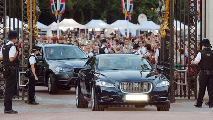 Une voiture noire venant de la maternit&eacute; de l'h&ocirc;pital St Mary's de Londres arrive&nbsp;au palais de Buckingham, le 22 juillet 2013. A l'int&eacute;rieur, avec un agent charg&eacute; d'une missive sur la naissance du Royal Baby.&nbsp; (JOHN STILLWELL / AFP )