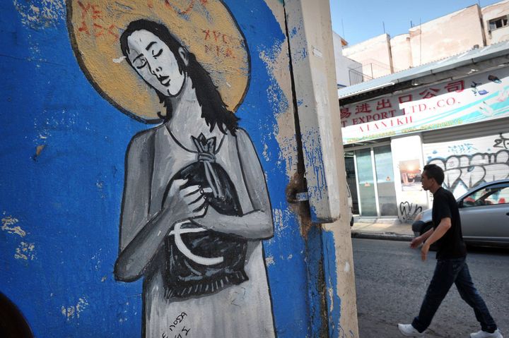 La Madone aux Euros : street art ant-crise à Athènes
 (LOUISA GOULIAMAKI/AFP)