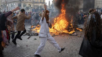 Des personnes déguisées participent au carnaval non autorisé organisé, malgré l'épidémie de Covid-19, à Marseille, dimanche 21 mars 2021. (CHRISTOPHE SIMON / AFP)