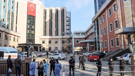 La police monte la garde devant un hôpital à Gaziantep (Turquie), où un incendie a tué neuf personnes dans le service de soins intensifs, le 19 décembre 2020. (KADIR GUNES / DEMIROREN NEWS AGENCY / AFP)