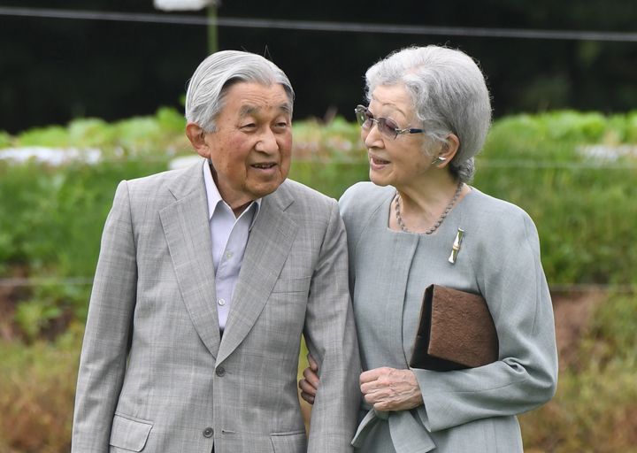 L'empereur émérite Akihito et l'impératrice émérite Michiko, le 23 août 2019, dans la préfecture de Nagano, à l'ouest de Tokyo.&nbsp; (KANSHIRO SONODA / YOMIURI / AFP)