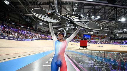 La joie ultime d'une médaille. La pistarde Marie Patouillet, vice-championne paralympique du contre-la-montre (catégorie C4-5), peut exulter. Elle décroche la première breloque de la délégation française, le 29 août 2024, dans le vélodrome national de Saint-Quentin-en-Yvelines. (JULIEN DE ROSA / AFP)