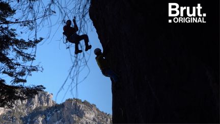 Guide de haute montagne, Jeff pratique l'escalade sur glace. Brut l'a suivi sur les cascades gelées des Hautes-Alpes.