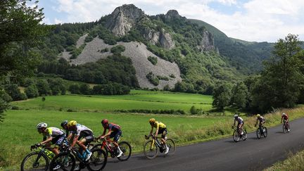 Riders on the road to the 10th stage of the Tour de France, July 11, 2023. (THOMAS SAMSON / AFP)