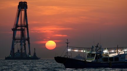 Les garde-c&ocirc;tes tentent de retrouver les corps des victimes du naufrage du "Sewol" au large des c&ocirc;tes sud-cor&eacute;ennes. (NICOLAS ASFOURI / AFP)