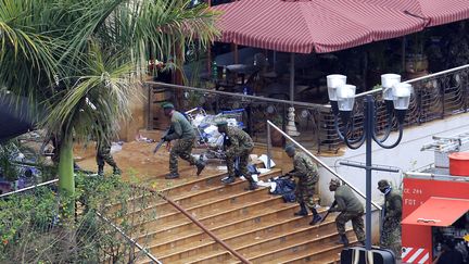 Des soldats k&eacute;nyans prennent d'assaut le centre commercial, le 24 septembre 2013 &agrave; Nairobi (Kenya). (NOOR KHAMIS / REUTERS)