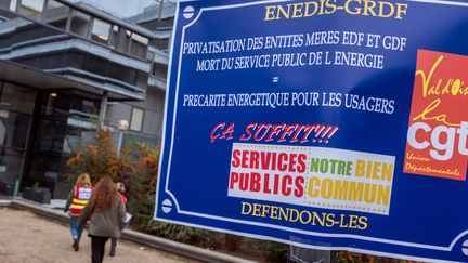 Rassemblement pour la défense des services publics de l'énergie, le 2 octobre 2012 à Cergy. (BRUNO LEVESQUE / MAXPPP)