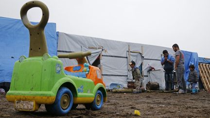 Un jouet d'enfant, dans la "jungle" de Calais, le 21 octobre 2015. (PASCAL ROSSIGNOL / REUTERS)