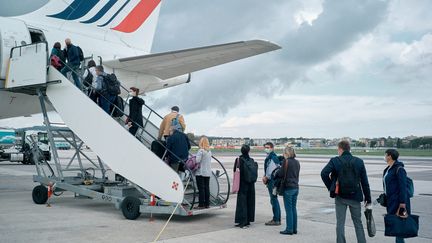 Les passagers d'un vol vers Paris embarquent dans un avion de la compagnie aérienne Air France, le 13 novembre 2021. (BENOIT DURAND / HANS LUCAS VIA AFP)