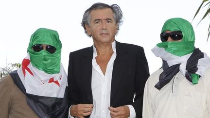 Venu présenter &#039;Le Serment de Tobrouk&#039;, Bernard Henri Lévy pose aux côtés de dissidents syriens
 (SEBASTIEN NOGIER/EPA/MAXPPP)