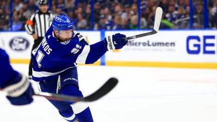 Steven Stamkos,&nbsp;capitaine du club de NHL du Tampa Bay Lightining, ne pourra pas participer aux JO de Pékin, après avoir déjà raté les Jeux de Pékin suite à une blessure. (MIKE EHRMANN / GETTY IMAGES NORTH AMERICA)