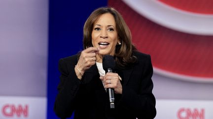 La candidate démocrate à la présidentielle américaine Kamala Harris s'exprime lors d'une assemblée publique organisée par CNN, le 23 octobre 2024, à Aston, en Pennsylvanie. (ANDREW HARNIK / GETTY IMAGES AMÉRIQUE DU NORD / AFP)