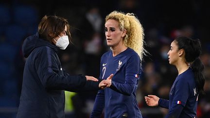 Corinne Diacre et Kheira Hamraoui se saluent, après la victoire des Françaises sur la Finlande, le 16 février 2022, au Havre.&nbsp; (FRANCK FIFE / AFP)