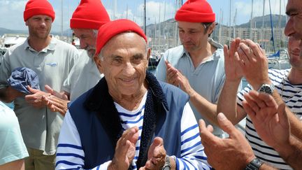 Albert Falco applaudit apr&egrave;s une plong&eacute;e avec des membres historiques de l'&eacute;quipage de la Calypso, le 11 juin 2010 au large de Marseille. (GERARD JULIEN / AFP)