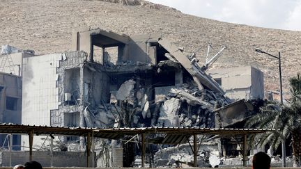 L'épave d'un bâtiment dans le district de Barzeh, au nord de Damas (Syrie), le 14 avril 2018, alors que les États-Unis, la Grande-Bretagne et la France ont lancé des frappes contre le régime du président Bashar Al-Assad. (LOUAI BESHARA / AFP)