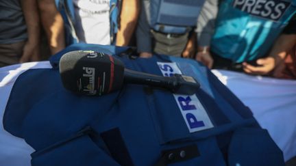 Hommage à Mohammad Abu Hattab, un journaliste de Palestine TV tué à Khan Younès le 3 novembre 2023. (YOUSSEF ALZANOUN / MIDDLE EAST IMAGES VIA AFP)