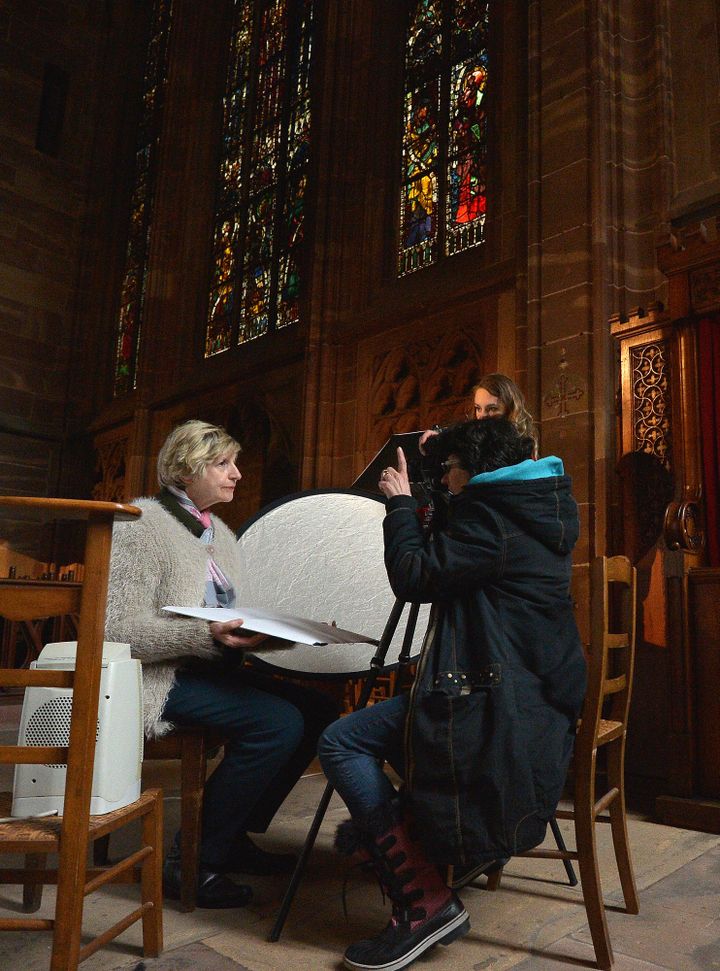 Un modèle anonyme prend la pose dans la cathédrale de Strasbourg
 (PATRICK HERTZOG / AFP)