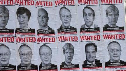 Les portraits de 7 lobbyistes du charbon et du pétrole placardés sur les mur de Paris.