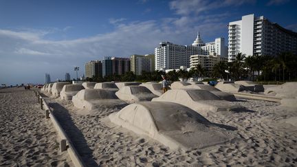 60 sculptures de sable en forme de voiture installées pour la foire annuelle de l'Art Basel dans le but d'interpeller touristes et badauds sur la réalité du changement climatique, décembre 2019 (EVA MARIE UZCATEGUI / AFP)