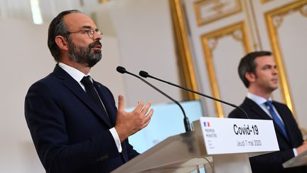 Le Premier ministre, Edouard Philippe, et le ministre de la Santé, Olivier Véran, le 7 mai 2020 à Matignon. (CHRISTOPHE ARCHAMBAULT / AFP)