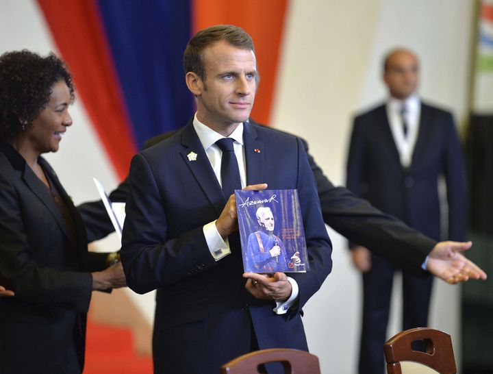 Emmanuel Macron rend hommage à Charles Aznavour lors du sommet de la Francophonie, le 11 octobre 2018 à Erevan
 (Davit Hakobyan / AP / Sipa)