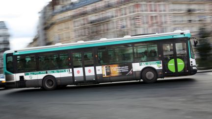 Un bus de la RATP à Paris, le 17 janvier 2010 (photo d'illustration). (LOIC VENANCE / AFP)