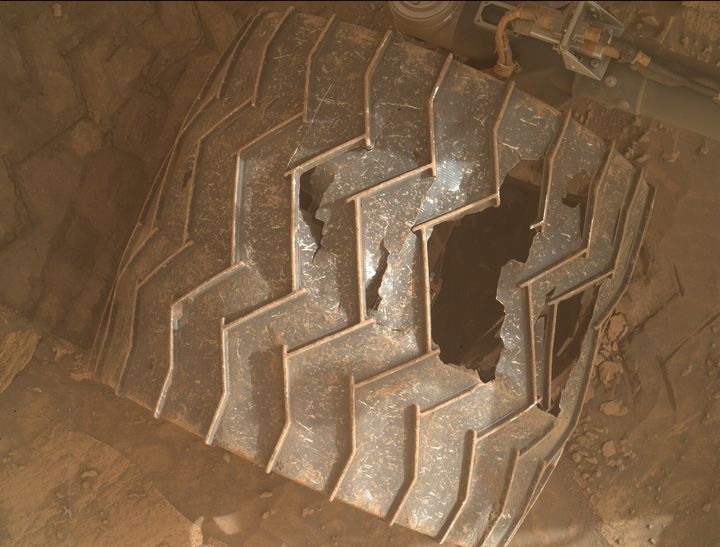 Une roue du rover Curiosity sur Mars le 27 janvier 2022. (NASA / JPL-CALTECH / MSSS)