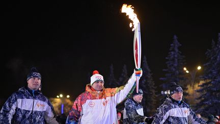 Le relayeur russe, Piotr Makartchouk, le 27 novembre 2013 &agrave; Akaban (Russie). (RAMIL SITDIKOV / RIA NOVOSTI / AFP)