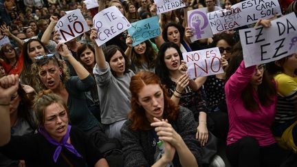 Plusieurs dizaines de milliers de personnes ont manifesté&nbsp;le 28 avril à Pampelune, dans le nord de l'Espagne, contre le jugement de "la meute". (ALVARO BARRIENTOS/AP/SIPA)