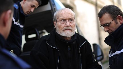 Maurice Agnelet est escort&eacute; par des policiers jusqu'au palais de justice de Rennes, le 10 avril 2014, pour son proc&egrave;s pour le meurtre d'Agn&egrave;s Le Roux.&nbsp; (JEAN-SEBASTIEN EVRARD / AFP)