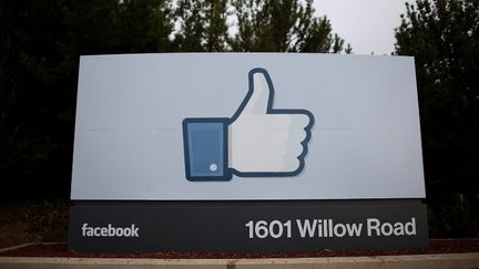 Devant le si&egrave;ge de Facebook, &agrave; Menlo Park, en Californie, le 1er f&eacute;vrier 2012.&nbsp; (JUSTIN SULLIVAN / GETTY IMAGES / AFP)