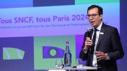 Jean-Pierre Farandou, PDG du groupe SNCF, donne une conférence de presse sur la mobilisation de la SNCF pour les Jeux olympiques, à Paris, le 28 juin 2024. (ALAIN JOCARD / AFP)