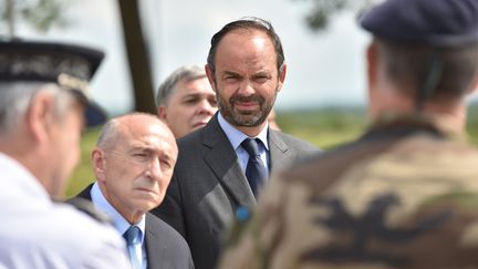 Gérard Collomb, ministre de l'Intérieur, et Edouard Philippe, Premier ministre, assistent à un contrôle de sécurité transfrontalier à la gare de péage d’Hordain (Nord), le 5 juin 2017. (PHILIPPE HUGUEN / AFP)