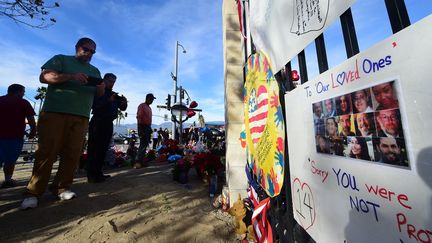 Des Américains rendent hommage aux victimes de la tuerie à San Bernardino (Californie), le 7 décembre 2015. (FREDERIC J. BROWN / AFP)