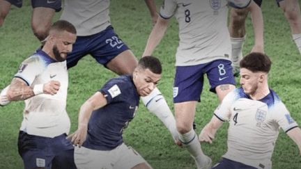 Après la qualification des Bleus face à l’Angleterre, samedi 10 décembre, une photo montrant Kylian Mbappé encerclé par six joueurs britanniques a fait le tour des réseaux sociaux. Et oui, c’est un montage.