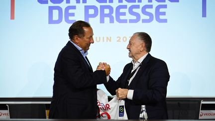 John Textor et Jean-Michel Aulas lors d'une conférence de presse à Décines, le 21 juin 2022. (OLIVIER CHASSIGNOLE / AFP)