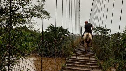 Un pont construit par des villageois au Nicaragua
 (Adrienne Surprenant / Hans Lucas)