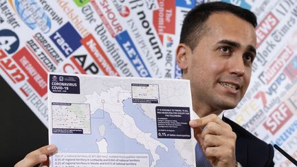 &nbsp;Le ministre italien des Affaires étrangères Luigi Di Maio montre une carte des municipalités isolées dans le pays lors d'une conférence de presse à l'Association de la presse étrangère à Rome, le 27 février 2020. (TIZIANA FABI / AFP)