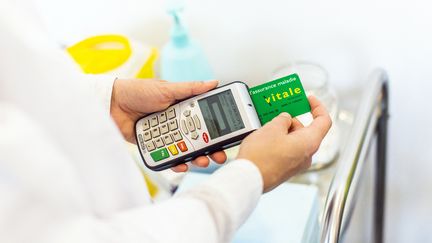 Un médecin utilise une carte vitale, le 17 octobre 2018 à Metz (Moselle). (RAPHAEL DE BENGY / AFP)