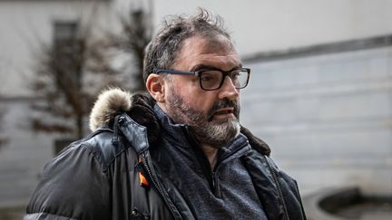 L'anesthésiste, Frédéric Péchier, arrive au tribunal de Besançon (Doubs), le 8 mars 2023. (ARNAUD FINISTRE / AFP)