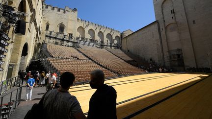 Les fauteuils encore vides de la "Cour d'honneur" du Palais des Papes, au premier jour du Festival d'Avignon 2021, le 5 juillet 2021. &nbsp; (NICOLAS TUCAT / AFP)