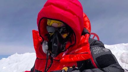 À 27 ans, Hélène Drouin est devenue la plus jeune femme à avoir atteint le sommet de l’Everest. Quelques jours après son exploit, les équipes de France 3 sont allées à la rencontre de cette sportive émérite, qui est aussi soignante au CHU de Dijon (Côte-d’Or). (FRANCE 3)