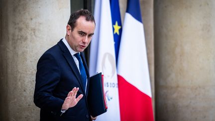 Le ministre des Armées, Sébastien Lecornu, le 21 février 2024, dans la cour de l'Elysée, à Paris. (XOSE BOUZAS / HANS LUCAS / AFP)