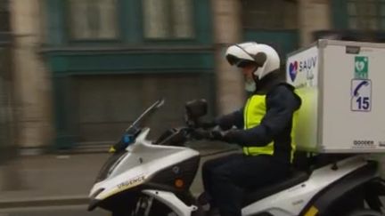 Coronavirus : à scooter au chevet des malades