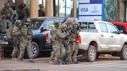 Des soldats&nbsp;français aux abords de l'hôtel Splendid à Ouagadougou (Burkina Faso) où se déroule un assaut après une prise d'otages, samedi 16 janvier 2016.&nbsp; (AHMED OUOBA / AFP)