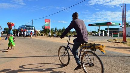 Dans les rues de Macomia, le 11 juin 2018, au nord du Mozambique dans la province du Cabo Delgado, cible des attaques du groupe islamiste radical des shebabs. (EMIDIO JOSINE/AFP)